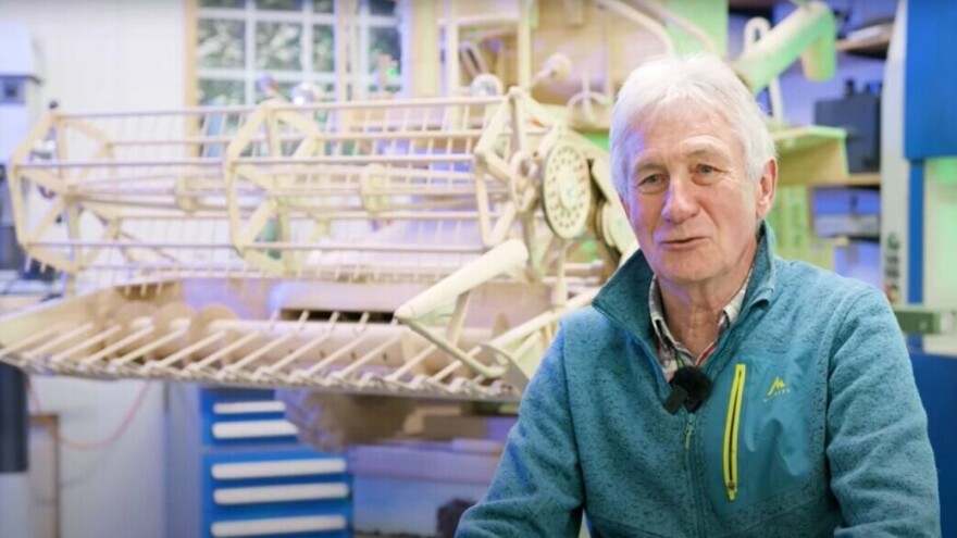 Napravio od drveta model CLAAS-ovog kombajna koji radi!