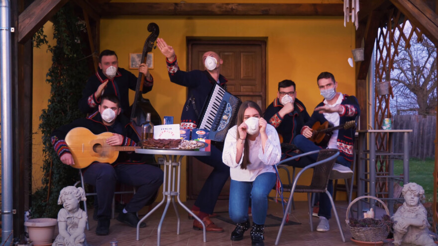 Bijelog luka i slanine prisne, natjerat će koronu da vrisne - recept je slavonskih bećaraca