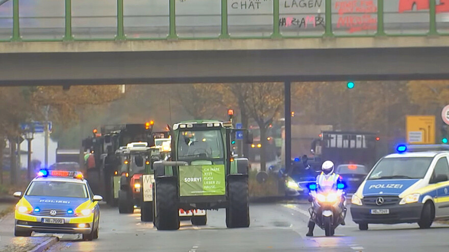 Kolone traktora duge 16 km: Nemački farmeri traže više otkupne cene mleka i mesa