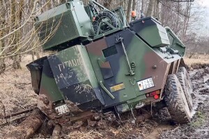 Poljoprivrednici traktorima izvlačili vojno oklopno vozilo iz blata