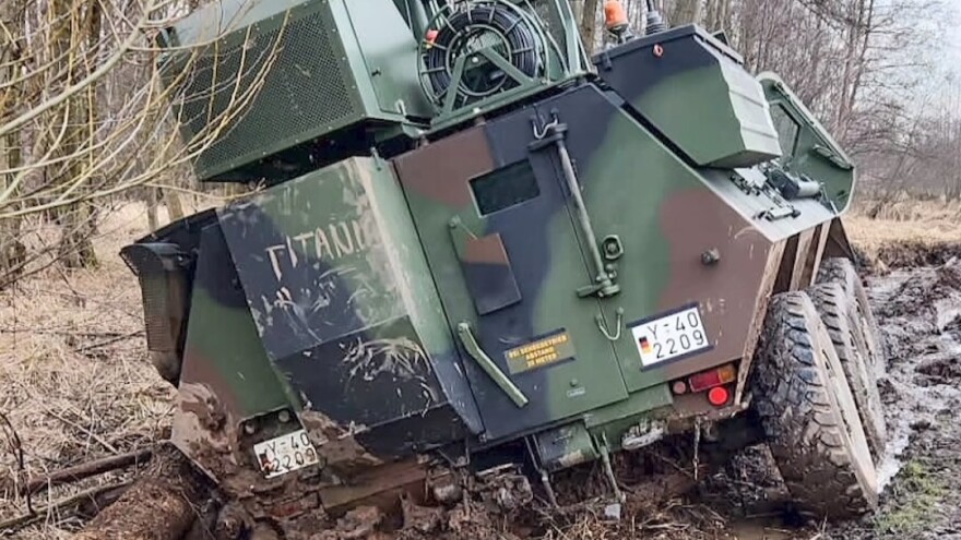 Poljoprivrednici traktorima izvlačili vojno oklopno vozilo iz blata