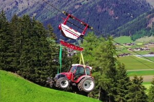 Kad ne ide putem, ide vazduhom: Žičarom prevezao traktor do gazdinstva
