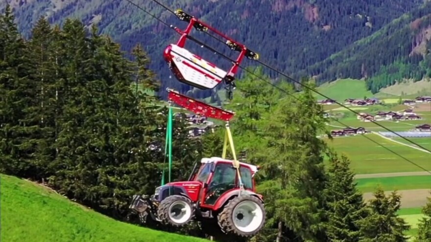 Kad ne ide putem, ide vazduhom: Žičarom prevezao traktor do gazdinstva