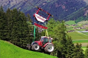 Kad ne ide cestom, ide zrakom: Žičarom prevezao traktor do gospodarstva
