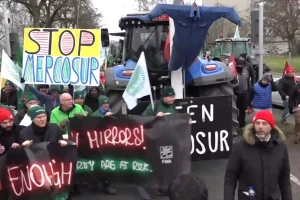 Tisuće poljoprivrednika prosvjedovalo ispred Europskog parlamenta u Strasbourgu