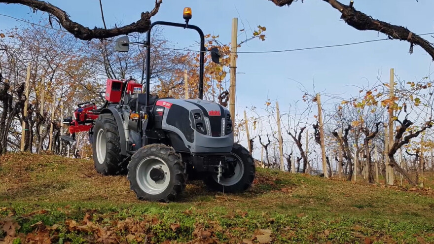 Talijansko rješenje za uzgoj vinove loze na pergoli - Carraro tractors Compact VLB 75
