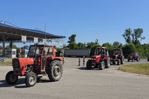 Počeo protest ratara: Poljoprivrednici stigli na Raču