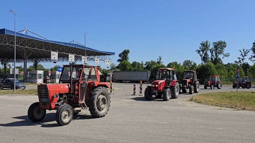 Počeo protest ratara: Poljoprivrednici stigli na Raču
