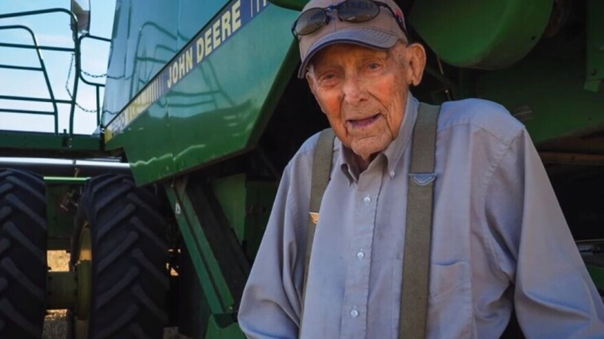 Ima 101 godinu i još uvek vozi kombajn: Nikad se nisam bojao posla