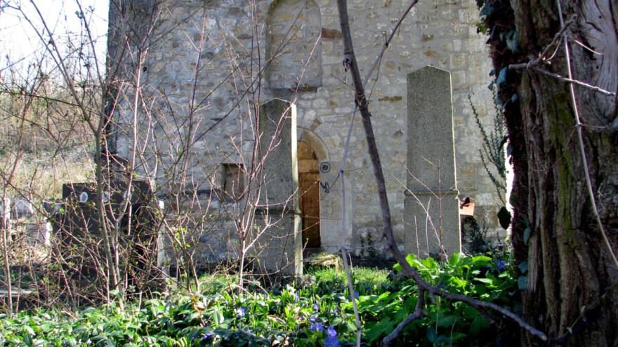 Za 32 seoska groblja šest miliona dinara