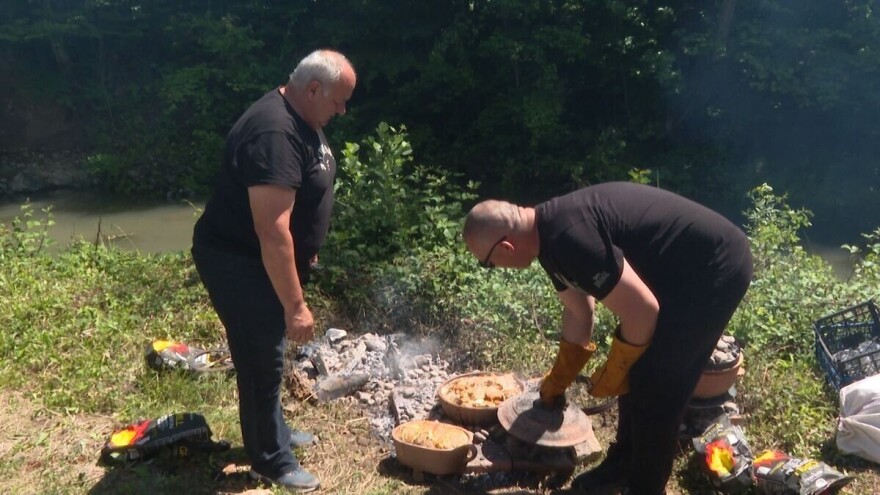 Ozrenski festival mesa okupio 90 izlagača: Svako ima tajni sastojak za sač