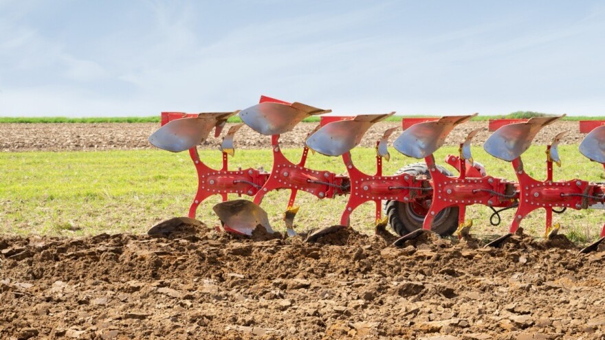 Pöttinger predstavio novitet: Polunošeni plug izbjegava gaženje brazde