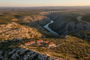 Šestanovac - raskrižje prometnica u Zagori