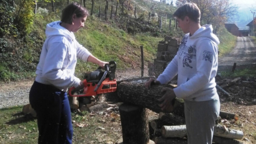 Sestre bliznakinje rade sve seoske poslove