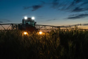 Treća smena: šest razloga za prskanje pesticidima noću