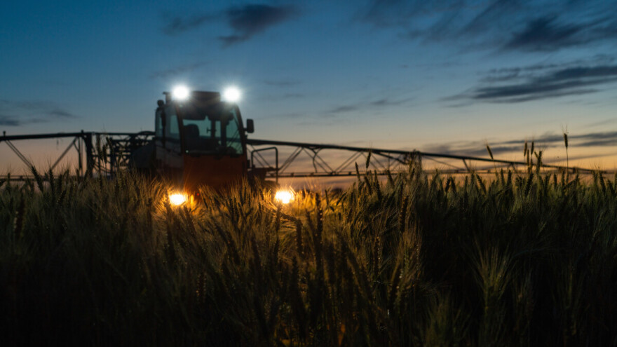 Treća smjena: 6 razloga za prskanje pesticidima noću