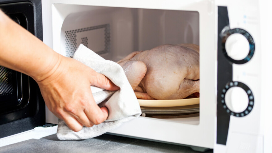 Je li mikrovalna pećnica pogodna metoda za odmrzavanje hrane?