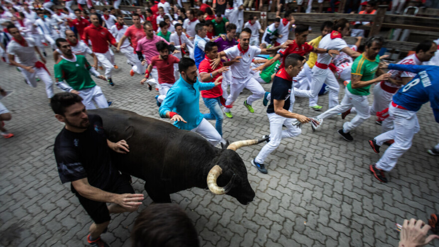 Haos u Pamploni: Bik se odvojio od krda, pet osoba povrijeđeno