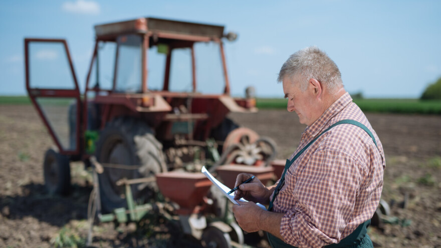 Falsifikovali papire i "prepisali" traktor bez znanja vlasnika