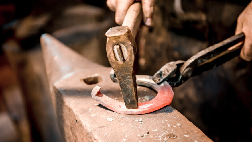 Važna ličnost u selu: Popravlja plugove, potkiva konje, oštri kose