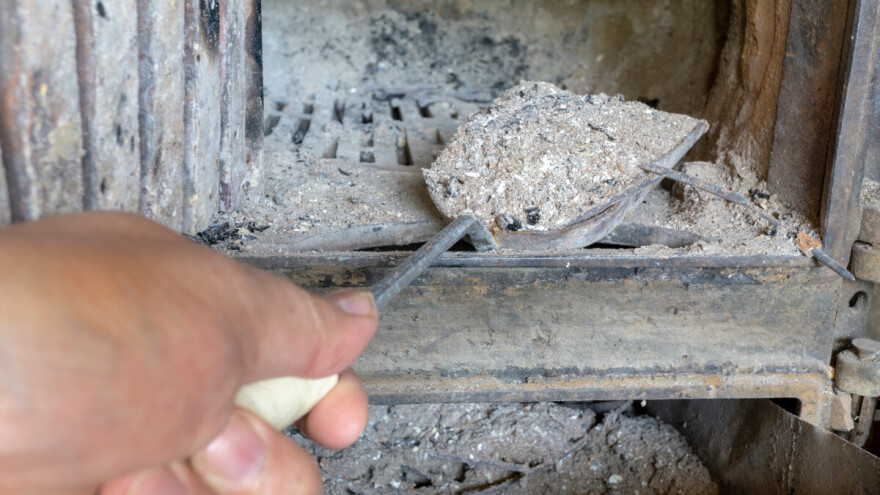 Kako iskoristiti drveni pepeo iz peći u bašti (i gde ga ne koristiti)