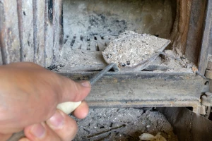 Kako iskoristiti drveni pepeo iz peći u vrtu (i gdje ga ne koristiti)