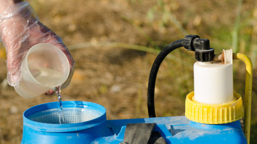Obustavljene obuke za bezbednu upotrebu sredstava za zaštitu bilja. Evo i zašto