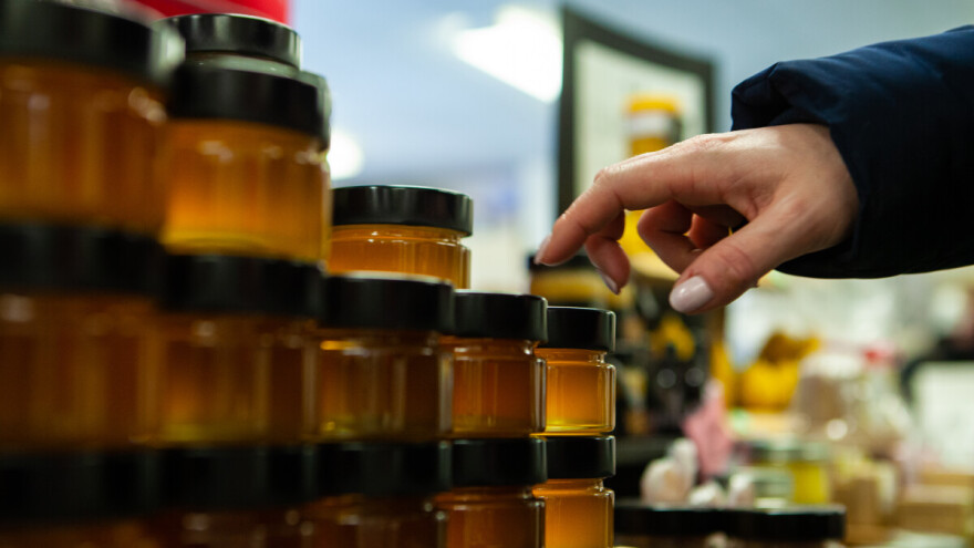 Neko se zaželio meda? Ukrao 12 tegli iz prodavnice pa ga uhapsili