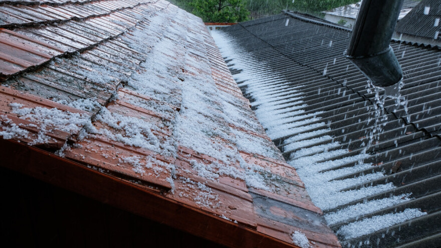 Jako nevreme praćeno gradom sinoć pogodilo Bačku, na snazi i dalje upozorenje RHMZ