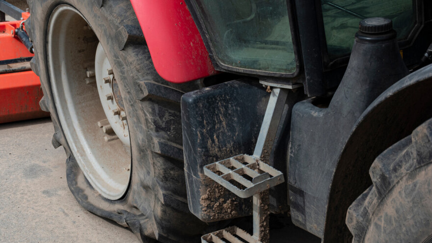 Povrijeđen vozač u sudaru automobila i traktora
