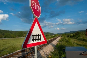 Poginuo traktorista u sudaru voza i traktora kod Šapca
