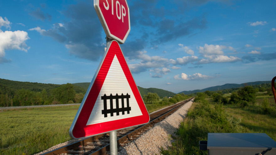 Poginuo traktorista u sudaru voza i traktora kod Šapca