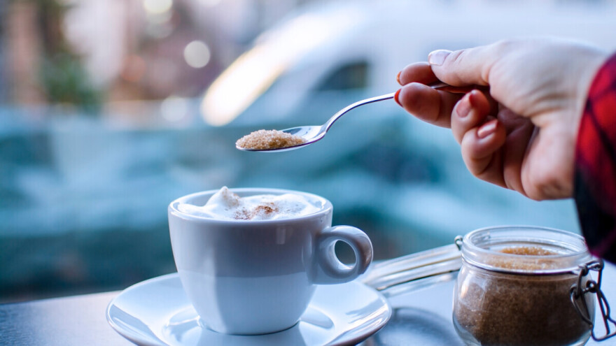 Da li je smeđi šećer zaista zdraviji od belog? Evo šta treba da znate