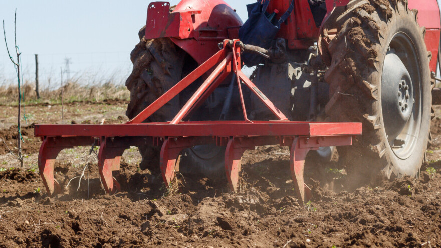 Stariji čovek pao sa traktora i poginuo, uhapšen traktorista