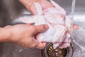 Pranje sirove piletine može da uzrokuje trovanje hranom?
