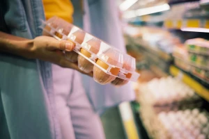 Nestašica jaja i u Francuskoj? Potrošači u panici prazne police prodavnica