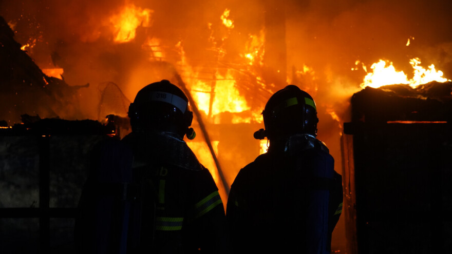 Stravičan požar u okolini Čačka: Izgorela štala, dve krave, 1.000 bala sena