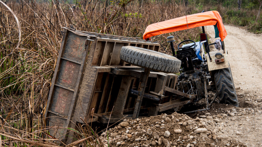Traktorista sletio s puta i udario u drvo