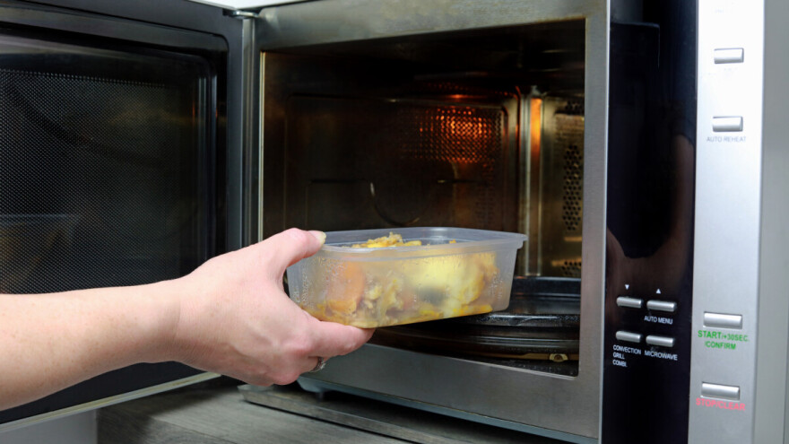 Preporučuje li se zagrijavati hranu u plastičnim posudama s oznakom "sigurno za mikrovalnu pećnicu"?