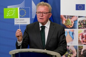 Odlazeći EU povjerenik za poljoprivredu piše zakon koji potkopava EU zelenu politiku