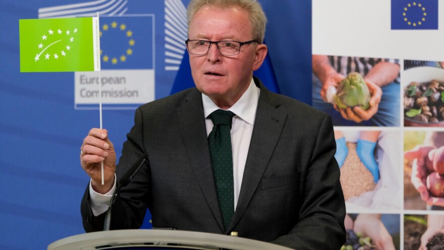 Odlazeći EU povjerenik za poljoprivredu piše zakon koji potkopava EU zelenu politiku