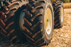 Prevrnuo se traktor, vozač uspio iskočiti, maloljetni suputnik ozlijeđen