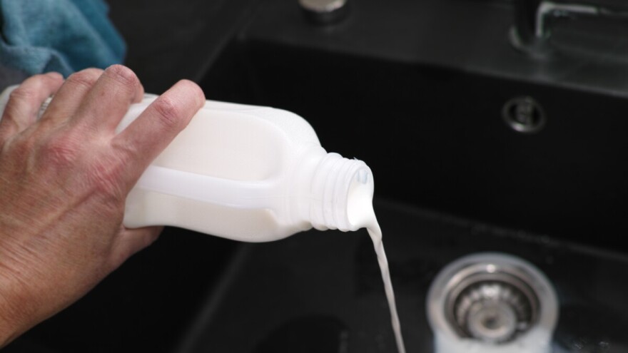 Britanci masovno prolijevaju mlijeko tvrdeći da je otrovno