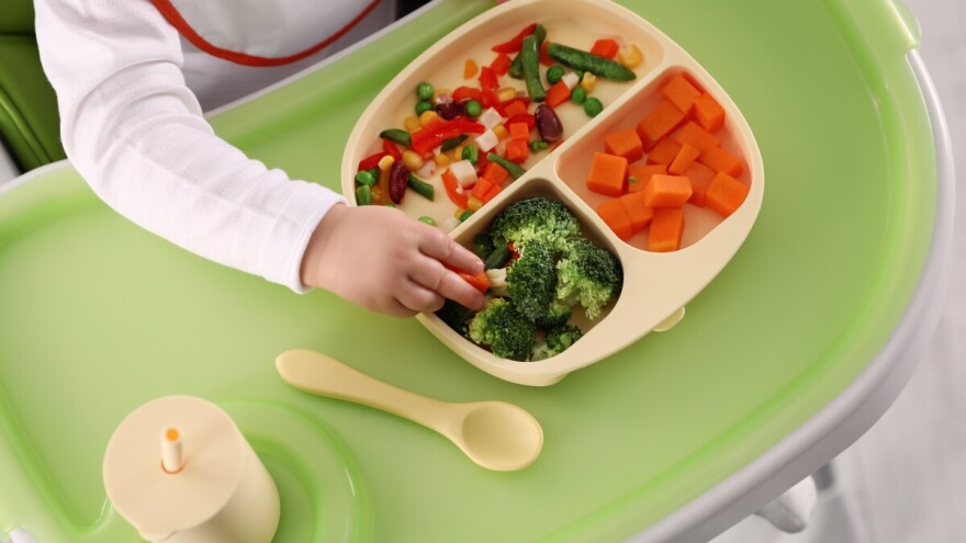 Je li bebama potrebno uvoditi svaku namirnicu s razmakom od 3 do 4 dana?