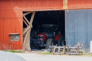 Provalio u garažu i ukrao traktor 71-godišnjakinji