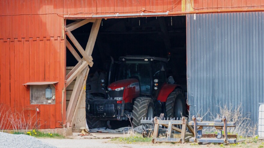 Provalio u garažu i ukrao traktor 71-godišnjakinji