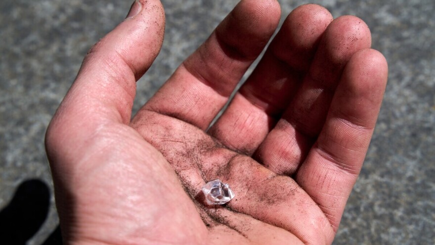 Siromašni farmer na njivi pronašao dijamant - šta će s novcem od prodaje?