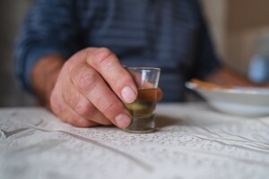 Može li rakija biti prirodni lijek za grlobolju i prehladu?