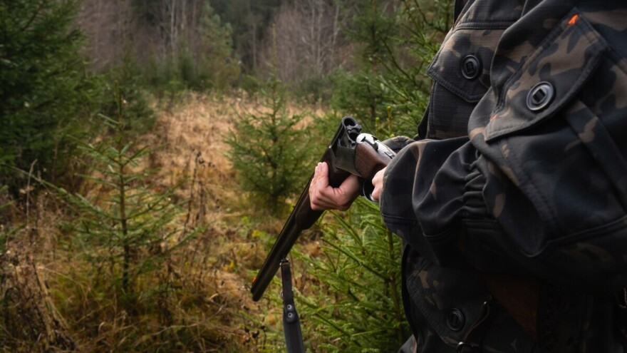 Lovio divljač, pa ranio kolegu lovca u nogu