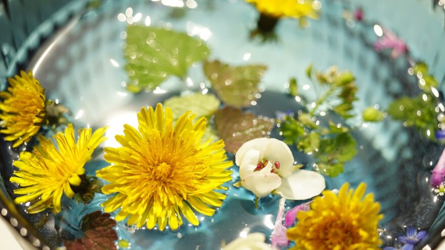 Danas su Cveti. Da li su se zadržali stari seoski običaji?